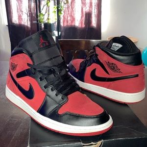 Jordan 1 Mid
Gym Red Black
